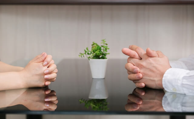 家族・支援者が、本人のことや今後の生活について 静かに相談している