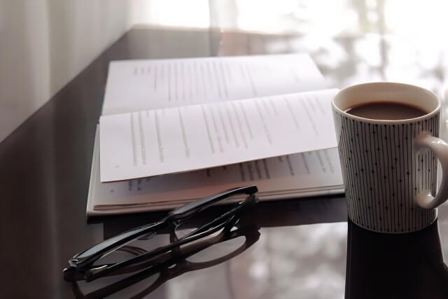 窓辺の落ち着いた風景（統合失調症の障害基礎年金2級の事例）