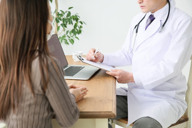 統合失調症の障害年金の診断書について主治医に相談する女性のイメージ写真