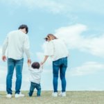 家族が子どもの手をつないで支援している様子(イメージ)