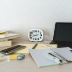 ADHDの生活困難を示す机と手帳のイメージ